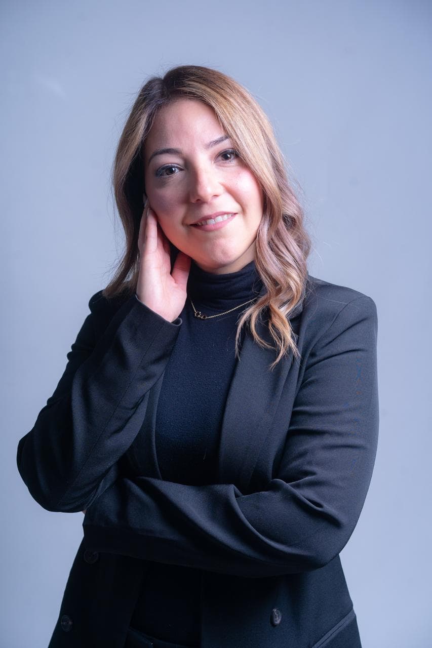 Gina trabajando en su estudio de Monterrey